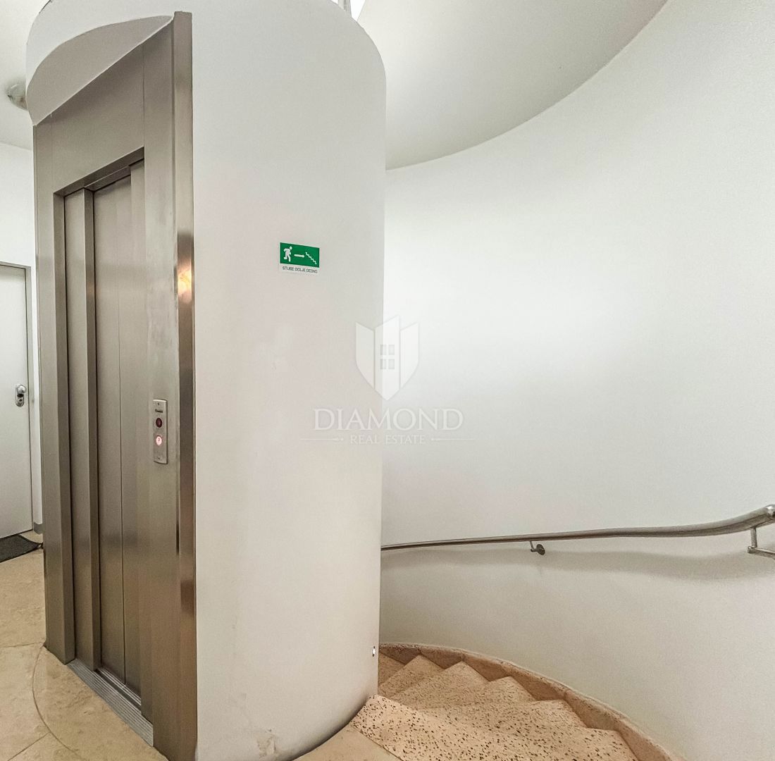 Novigrad, moderno stanovanje z dvigalom in balkonom!