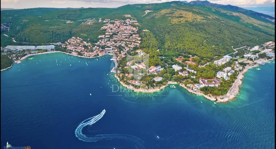 Rabac, dvonadstropno stanovanje na odlični lokaciji