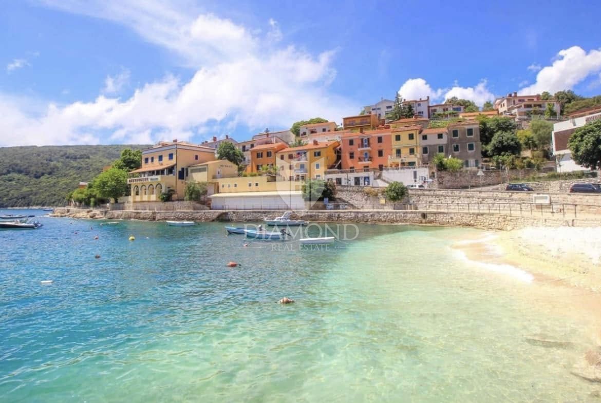 Rabac, dvonadstropno stanovanje na odlični lokaciji