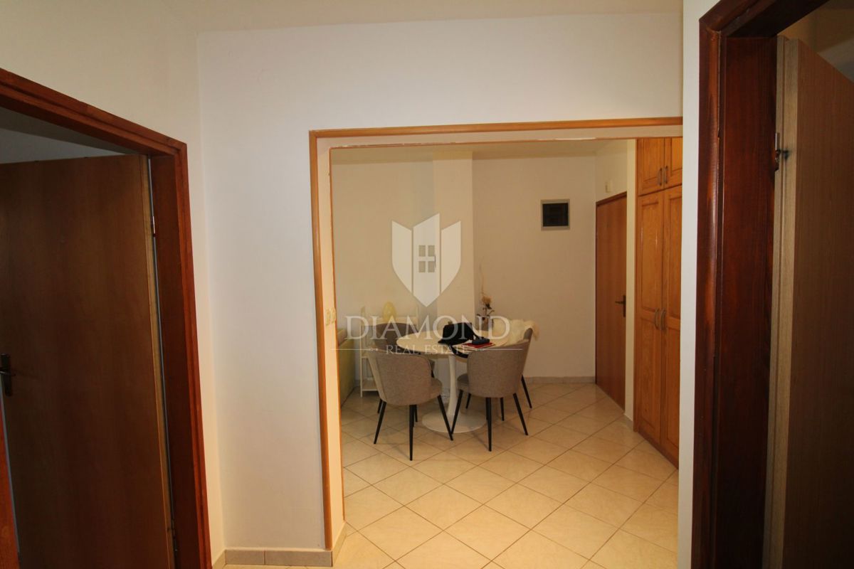 Rabac, dvonadstropno stanovanje na odlični lokaciji