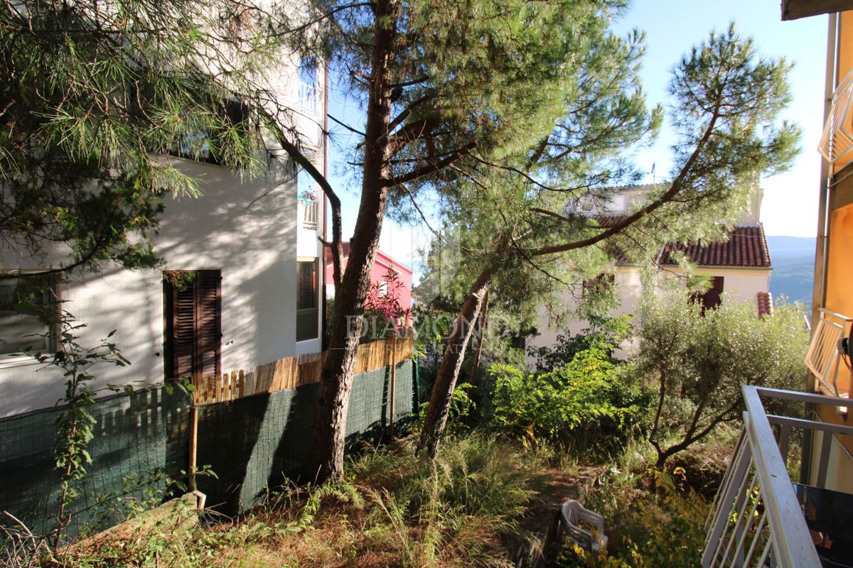 Rabac, dvonadstropno stanovanje na odlični lokaciji