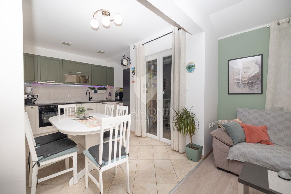 Žminj, odlično stanovanje v centru s shrambo in parkiriščem