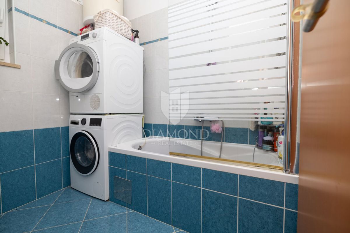 Žminj, odlično stanovanje v centru s shrambo in parkiriščem