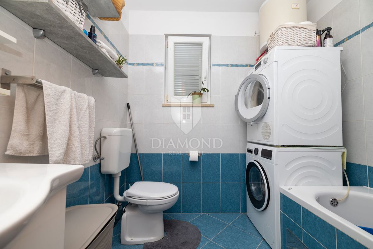 Žminj, odlično stanovanje v centru s shrambo in parkiriščem