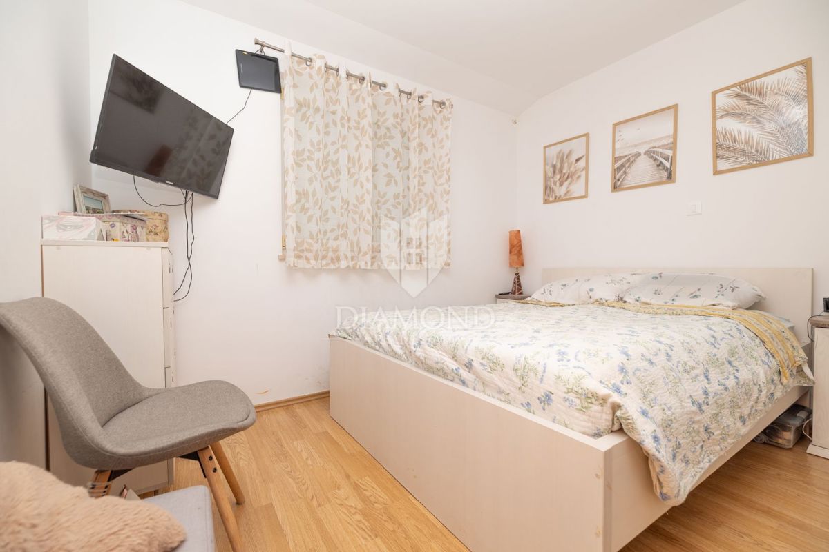 Žminj, odlično stanovanje v centru s shrambo in parkiriščem