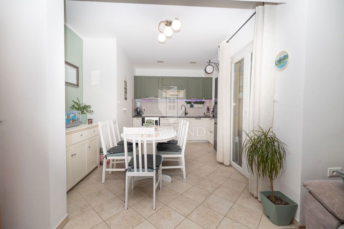 Žminj, odlično stanovanje v centru s shrambo in parkiriščem