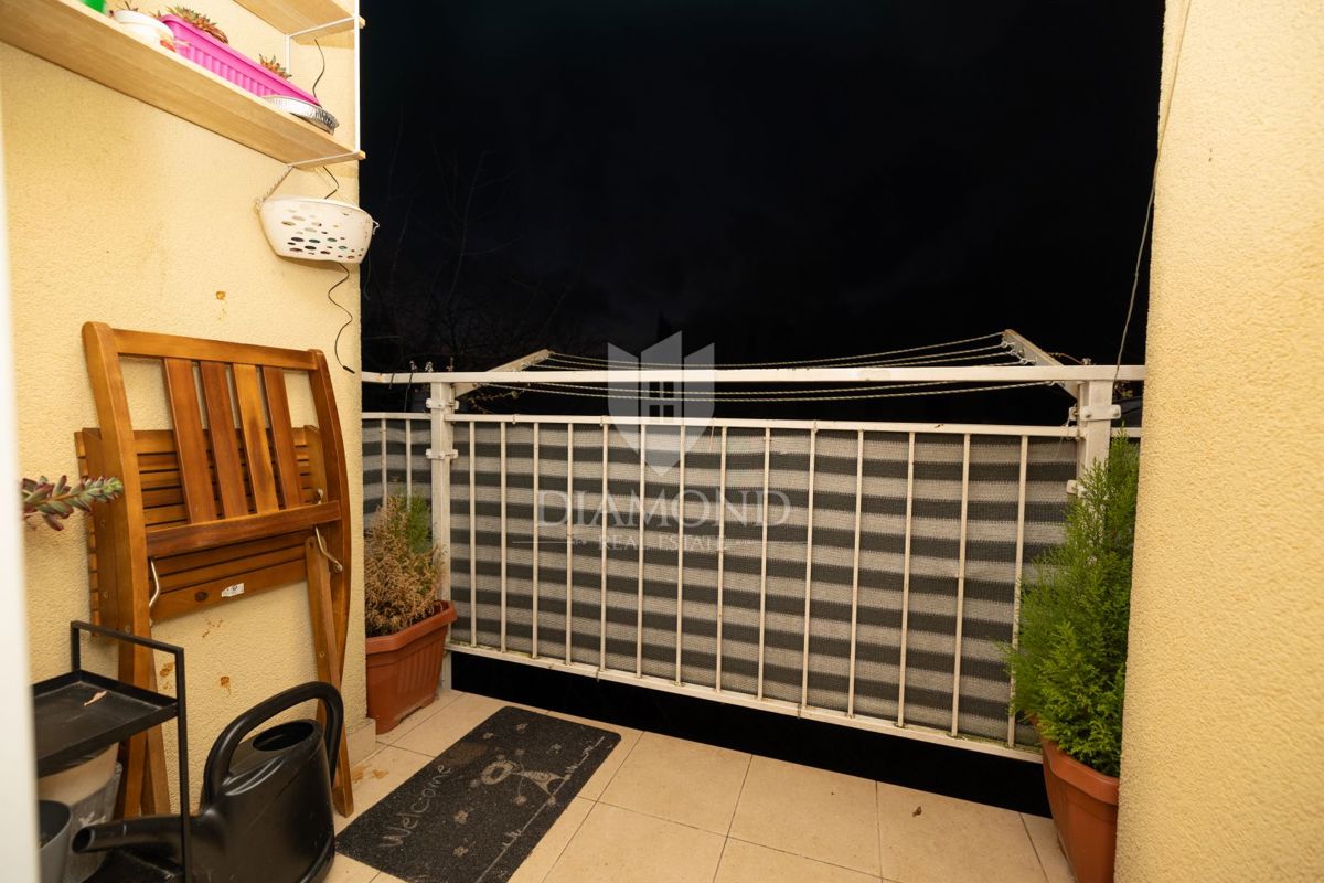 Žminj, odlično stanovanje v centru s shrambo in parkiriščem