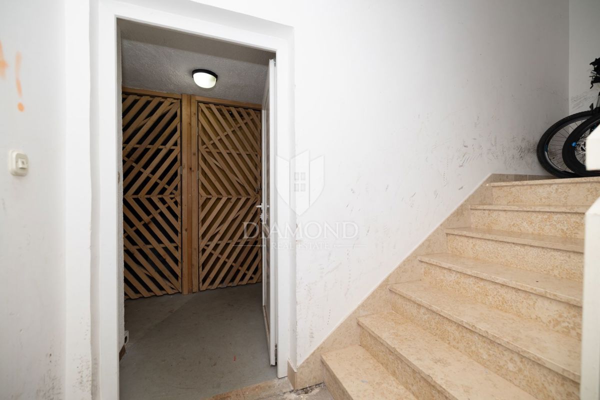 Žminj, odlično stanovanje v centru s shrambo in parkiriščem