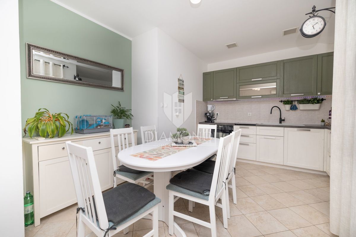 Žminj, odlično stanovanje v centru s shrambo in parkiriščem