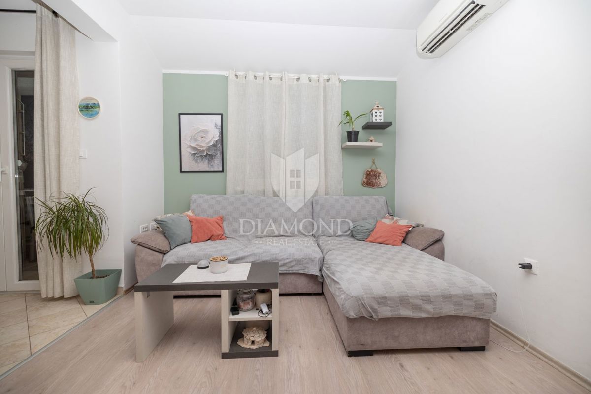 Žminj, odlično stanovanje v centru s shrambo in parkiriščem