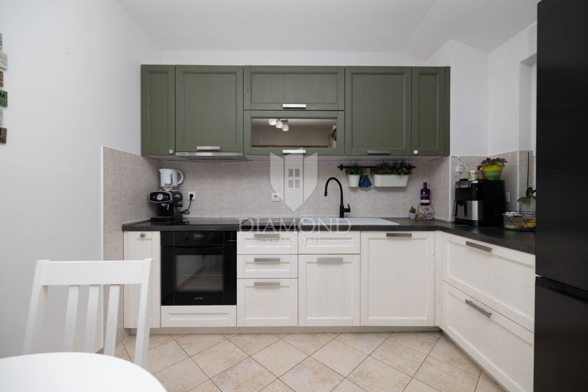 Žminj, odlično stanovanje v centru s shrambo in parkiriščem