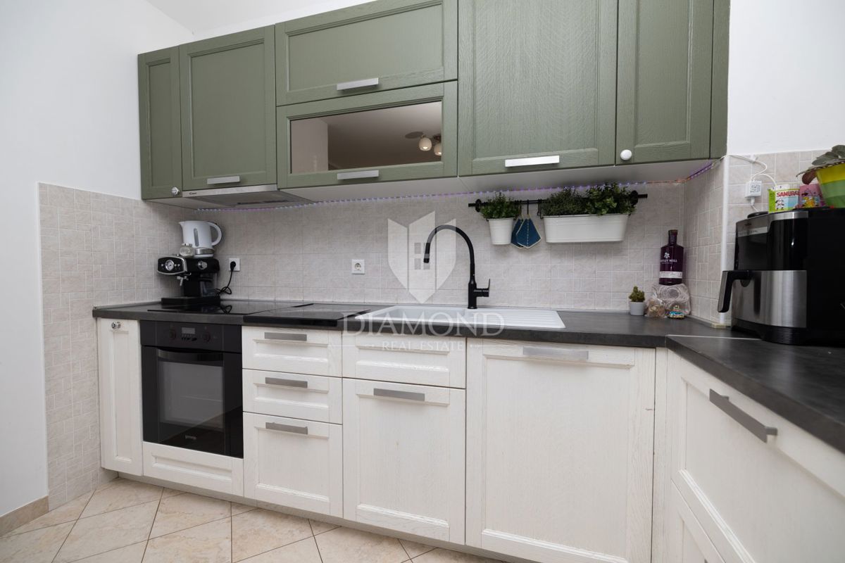 Žminj, odlično stanovanje v centru s shrambo in parkiriščem