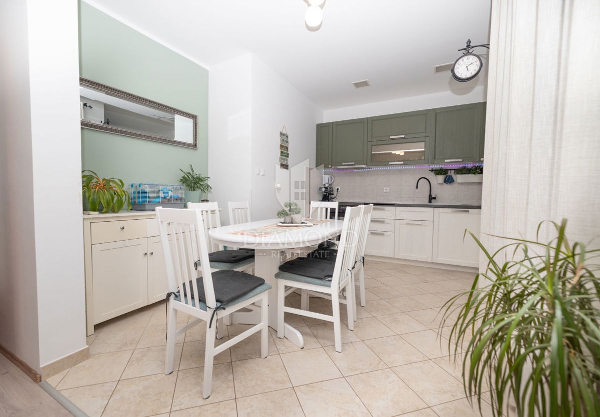 Žminj, odlično stanovanje v centru s shrambo in parkiriščem