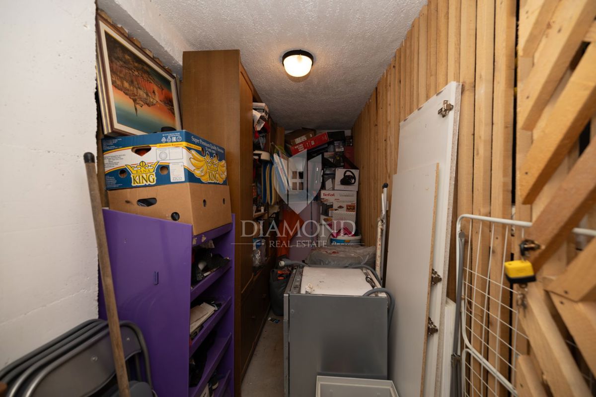 Žminj, odlično stanovanje v centru s shrambo in parkiriščem