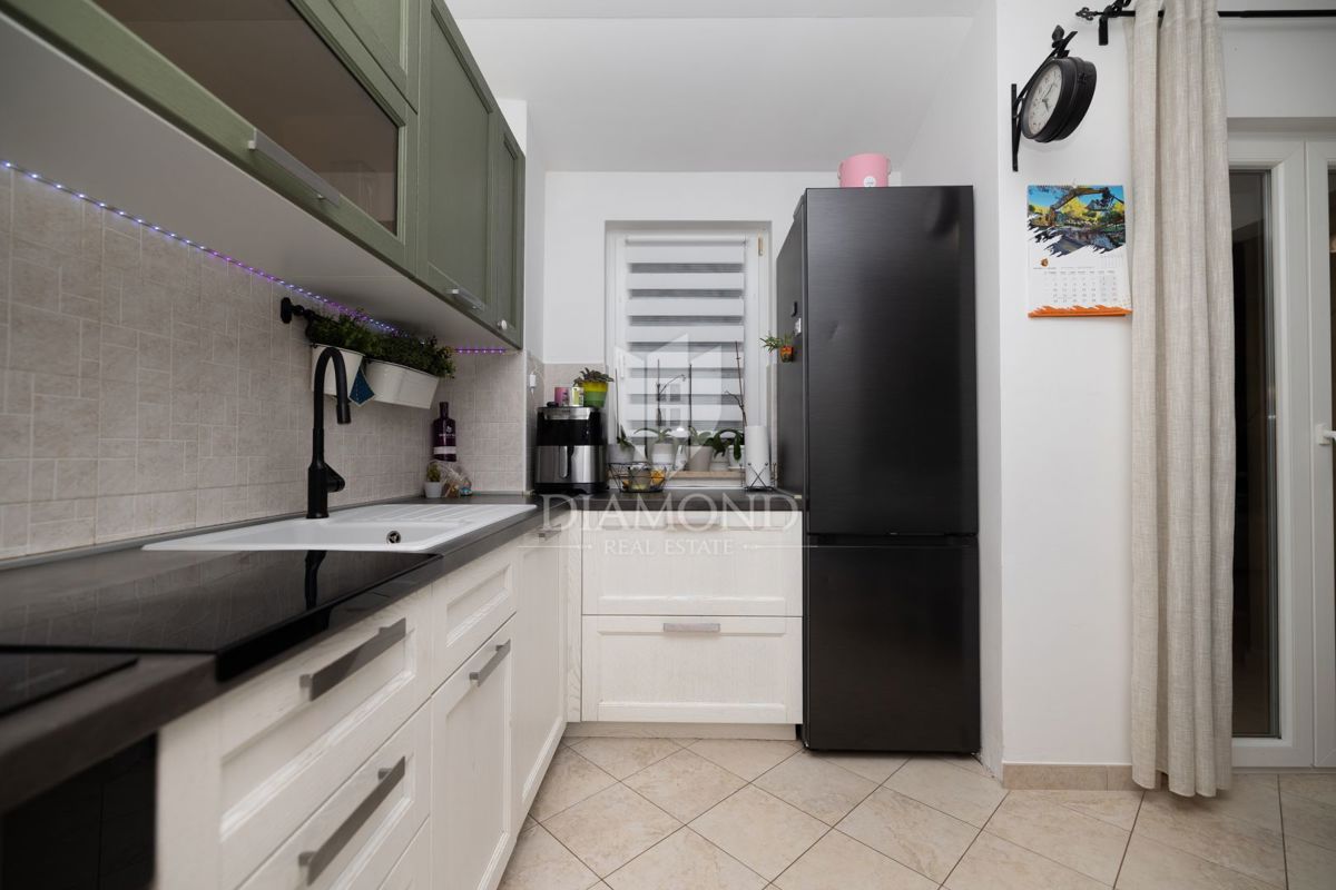 Žminj, odlično stanovanje v centru s shrambo in parkiriščem