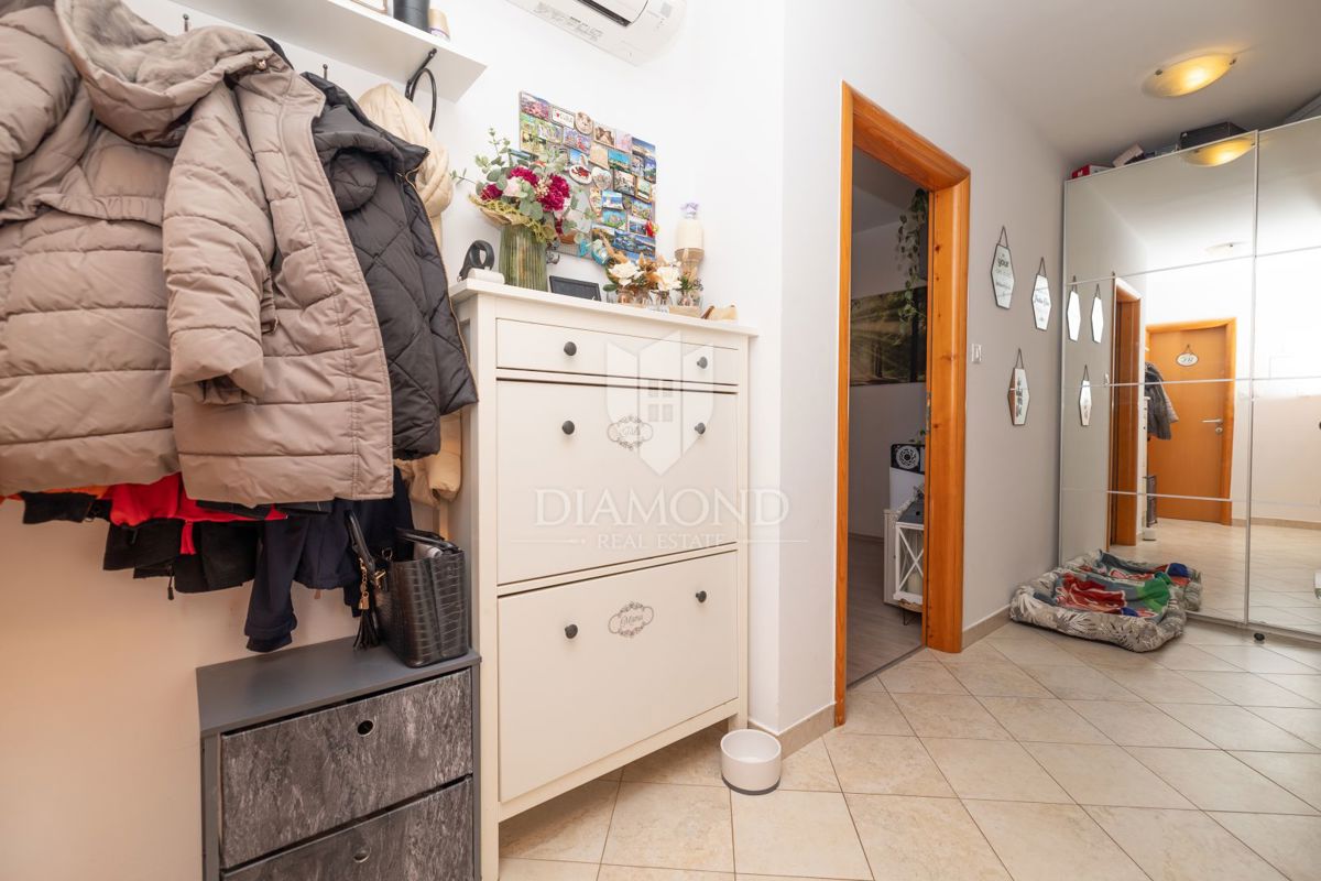 Žminj, odlično stanovanje v centru s shrambo in parkiriščem