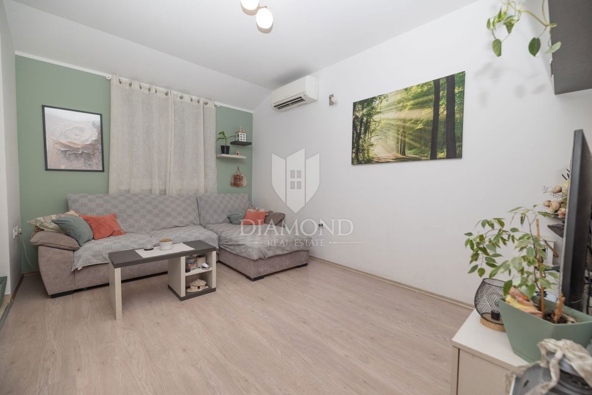 Žminj, odlično stanovanje v centru s shrambo in parkiriščem