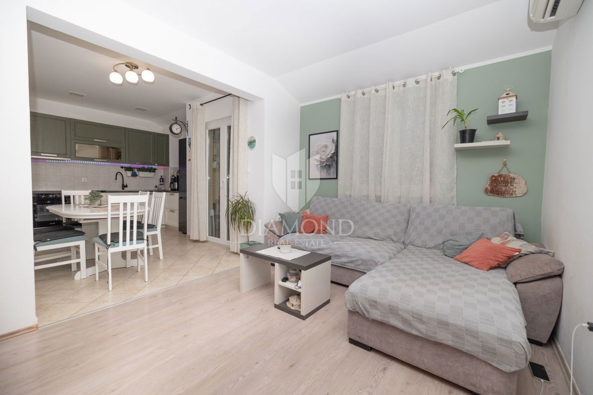 Žminj, odlično stanovanje v centru s shrambo in parkiriščem