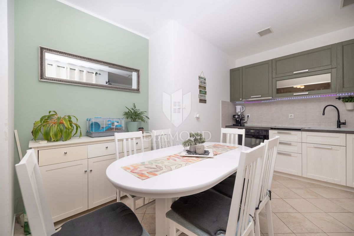 Žminj, odlično stanovanje v centru s shrambo in parkiriščem