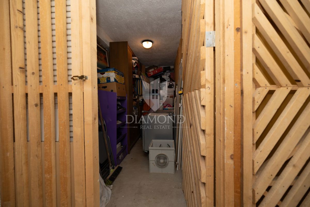 Žminj, odlično stanovanje v centru s shrambo in parkiriščem