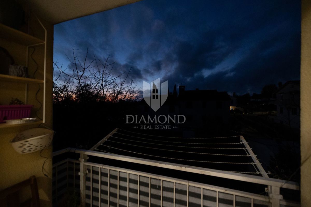 Žminj, odlično stanovanje v centru s shrambo in parkiriščem