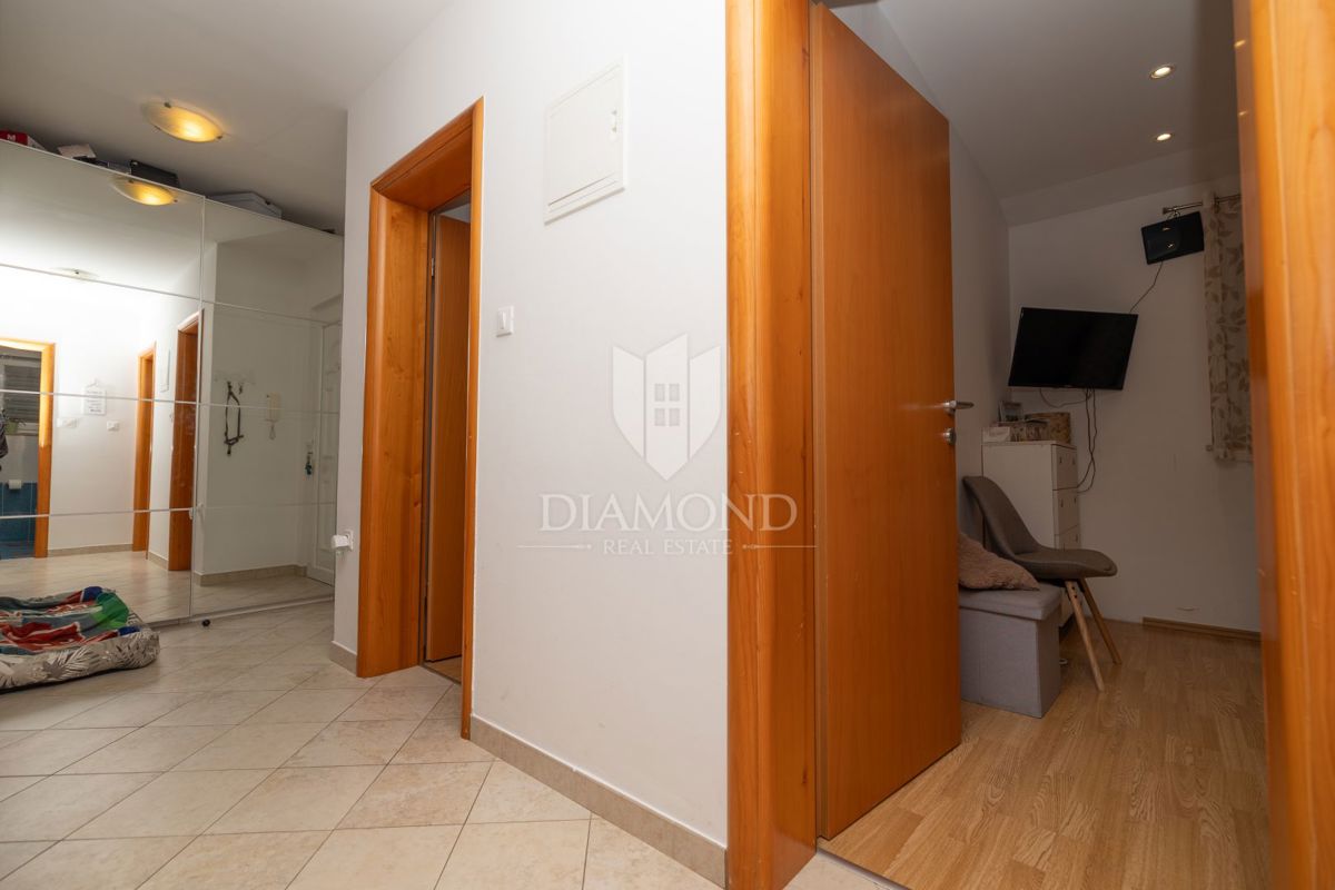 Žminj, odlično stanovanje v centru s shrambo in parkiriščem