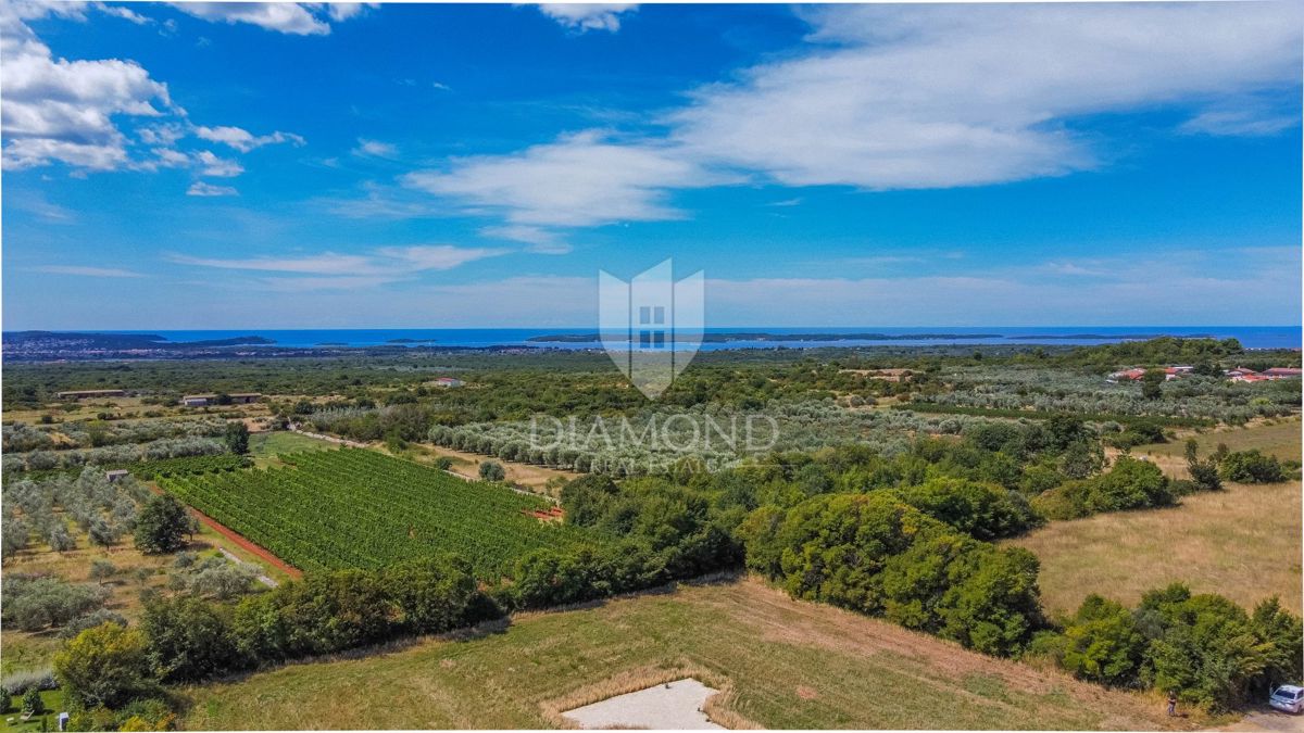 Fažana, okolica, privlačno zemljišče s pogledom na morje