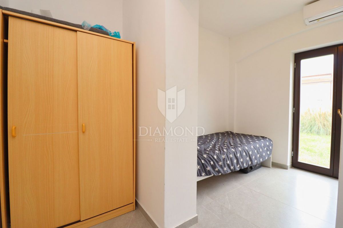 Poreč, okolica, 2 apartmaja z velikim vrtom