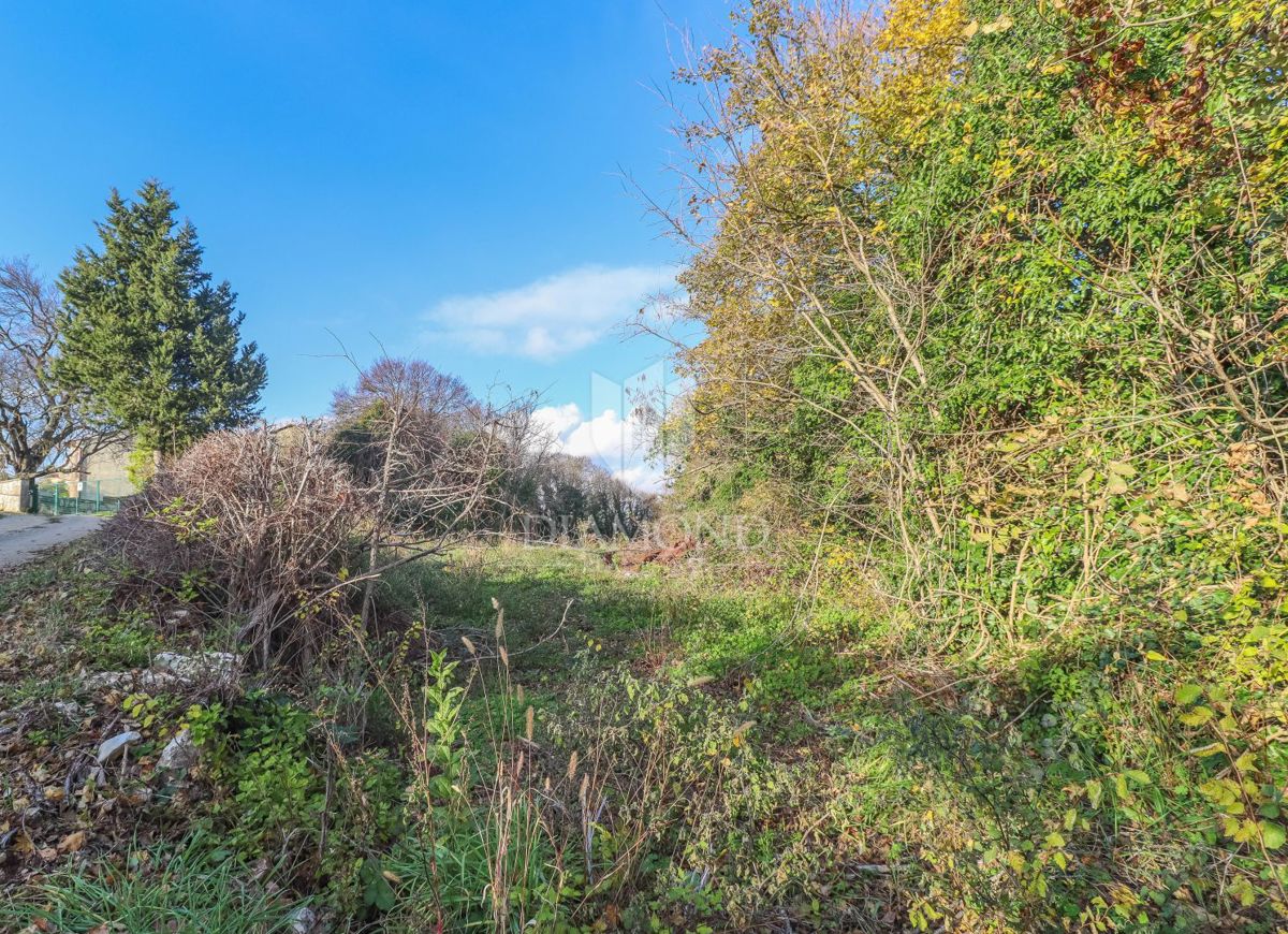 Zazidljivo zemljišče blizu Pule – idealno za hišo/vilo