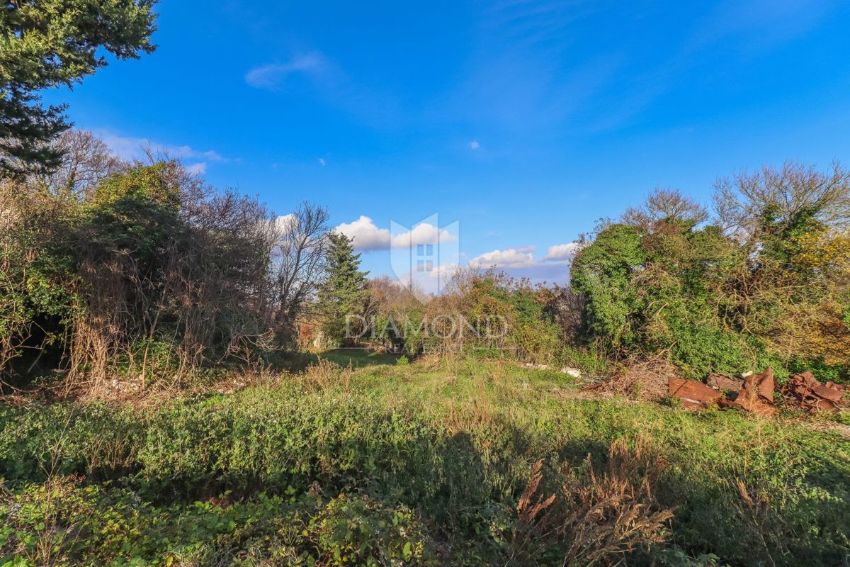 Zazidljivo zemljišče blizu Pule – idealno za hišo/vilo