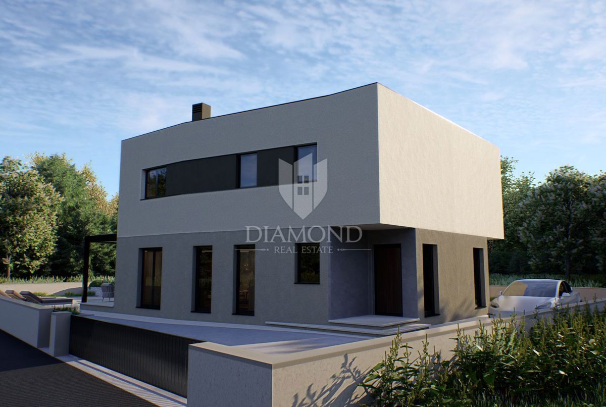 Moderna polpritlična hiša z bazenom - območje Medulina