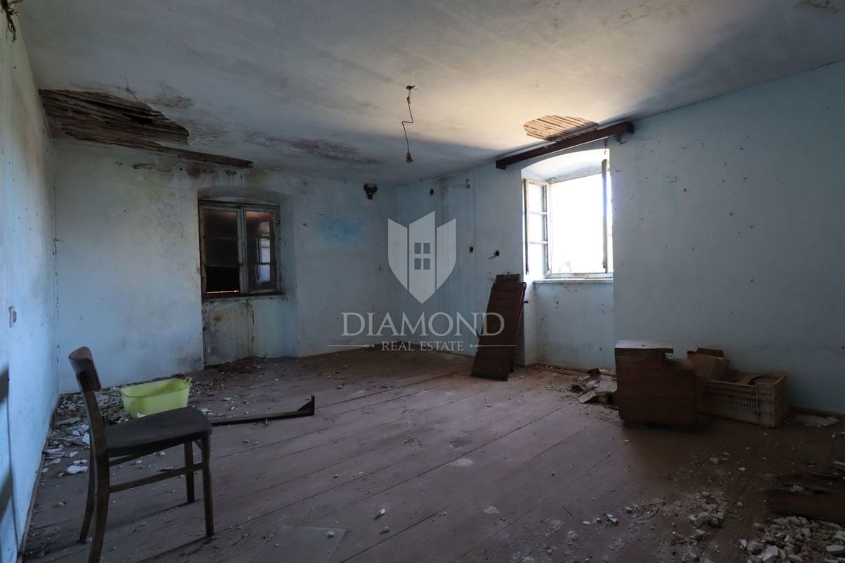 Dve hiši za prenovo z velikim dvoriščem, okolica Žminja