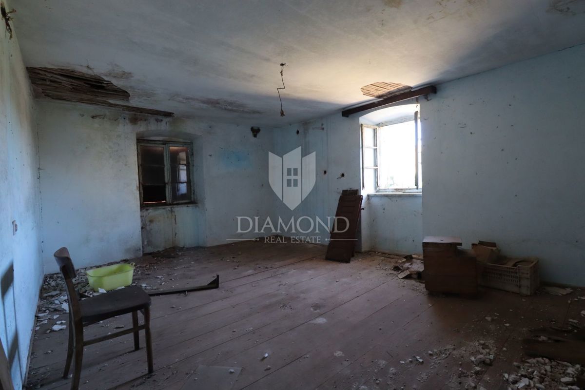 Dve hiši za prenovo z velikim dvoriščem, okolica Žminja