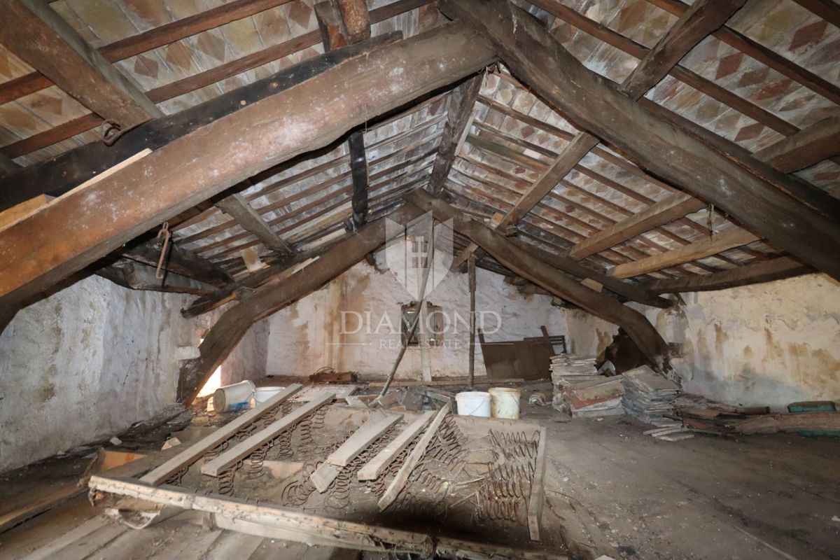 Dve hiši za prenovo z velikim dvoriščem, okolica Žminja