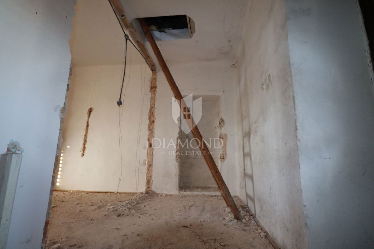 Dve hiši za prenovo z velikim dvoriščem, okolica Žminja