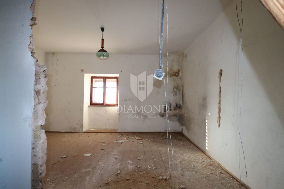 Dve hiši za prenovo z velikim dvoriščem, okolica Žminja