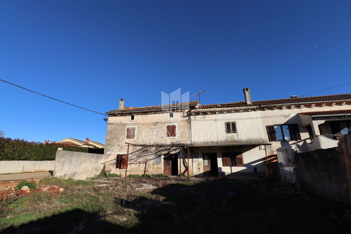 Dve hiši za prenovo z velikim dvoriščem, okolica Žminja