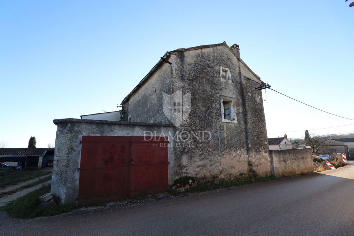 Dve hiši za prenovo z velikim dvoriščem, okolica Žminja