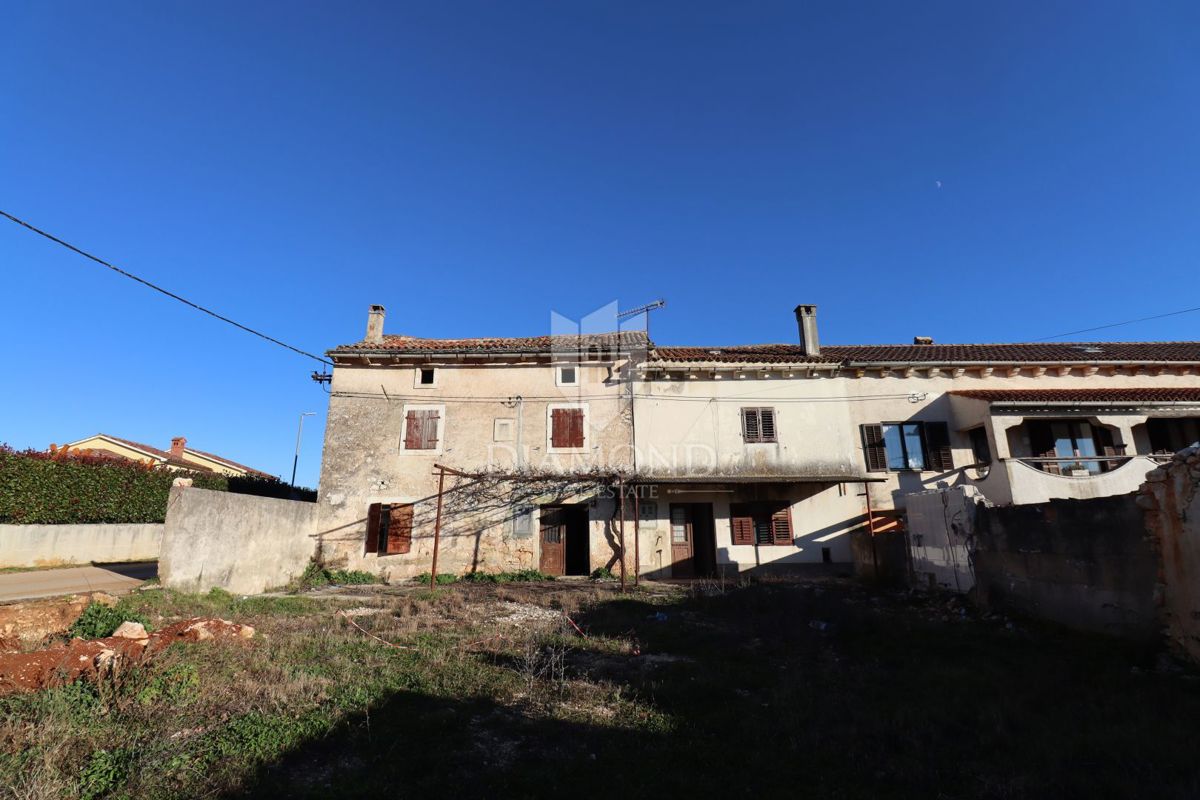 Dve hiši za prenovo z velikim dvoriščem, okolica Žminja