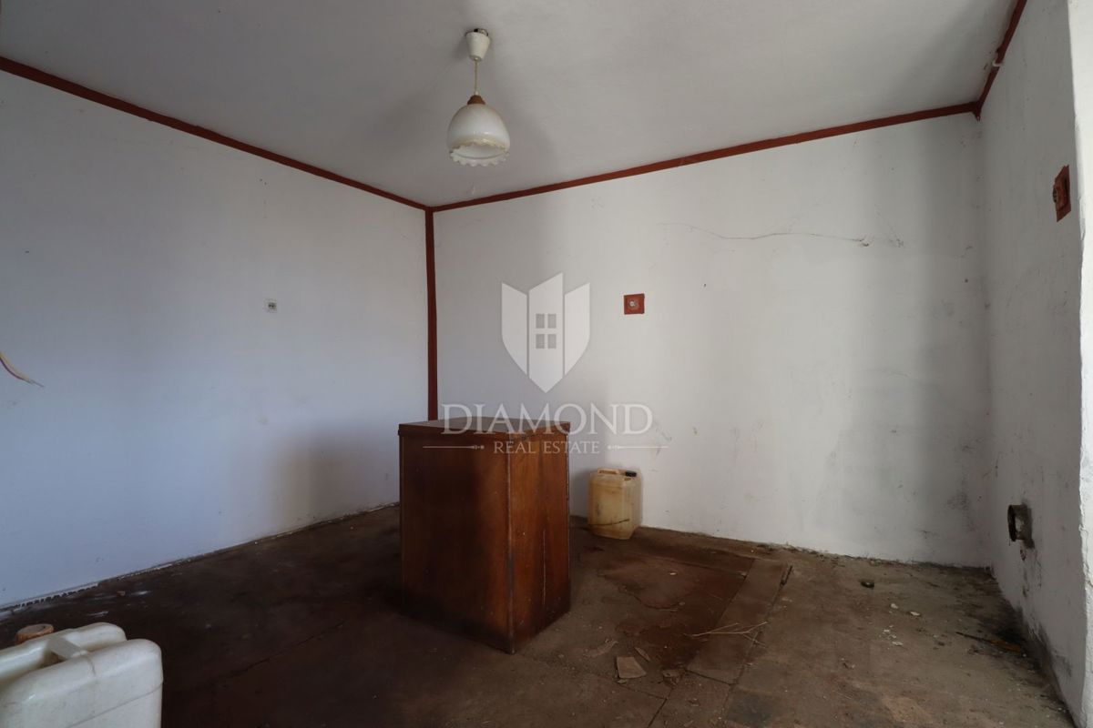 Dve hiši za prenovo z velikim dvoriščem, okolica Žminja