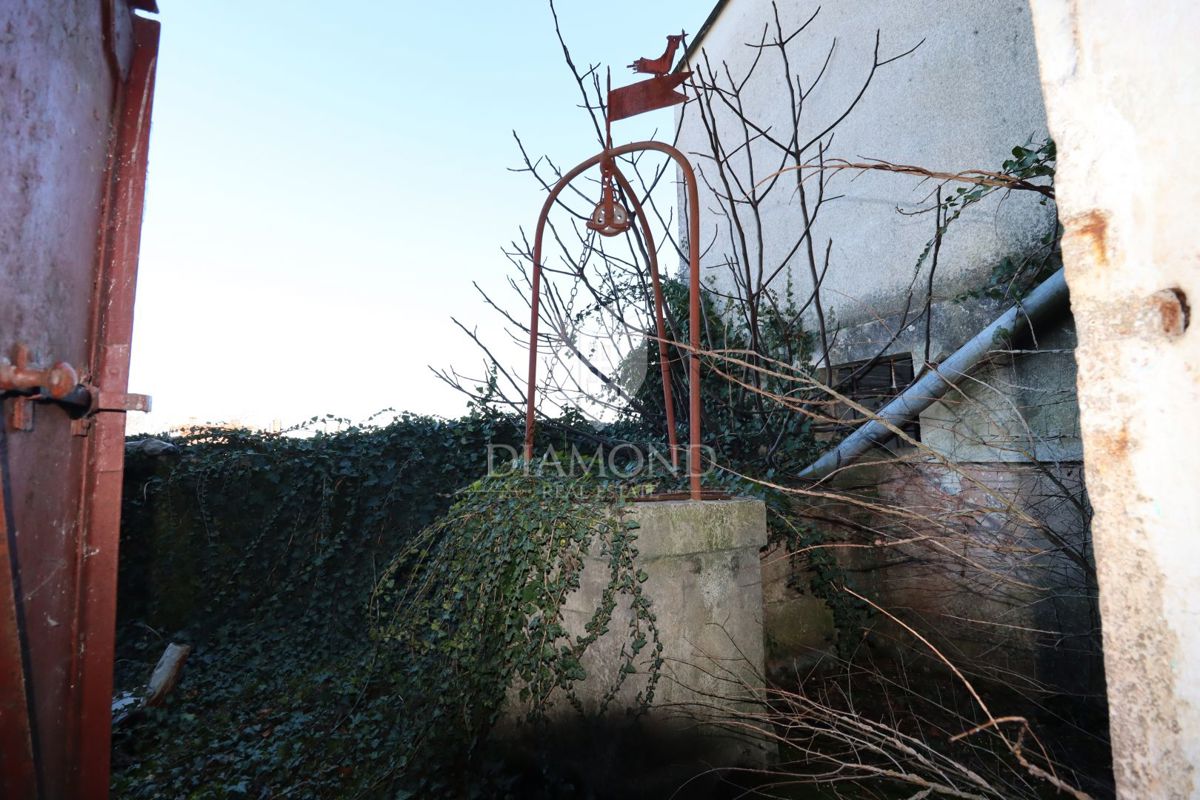 Dve hiši za prenovo z velikim dvoriščem, okolica Žminja