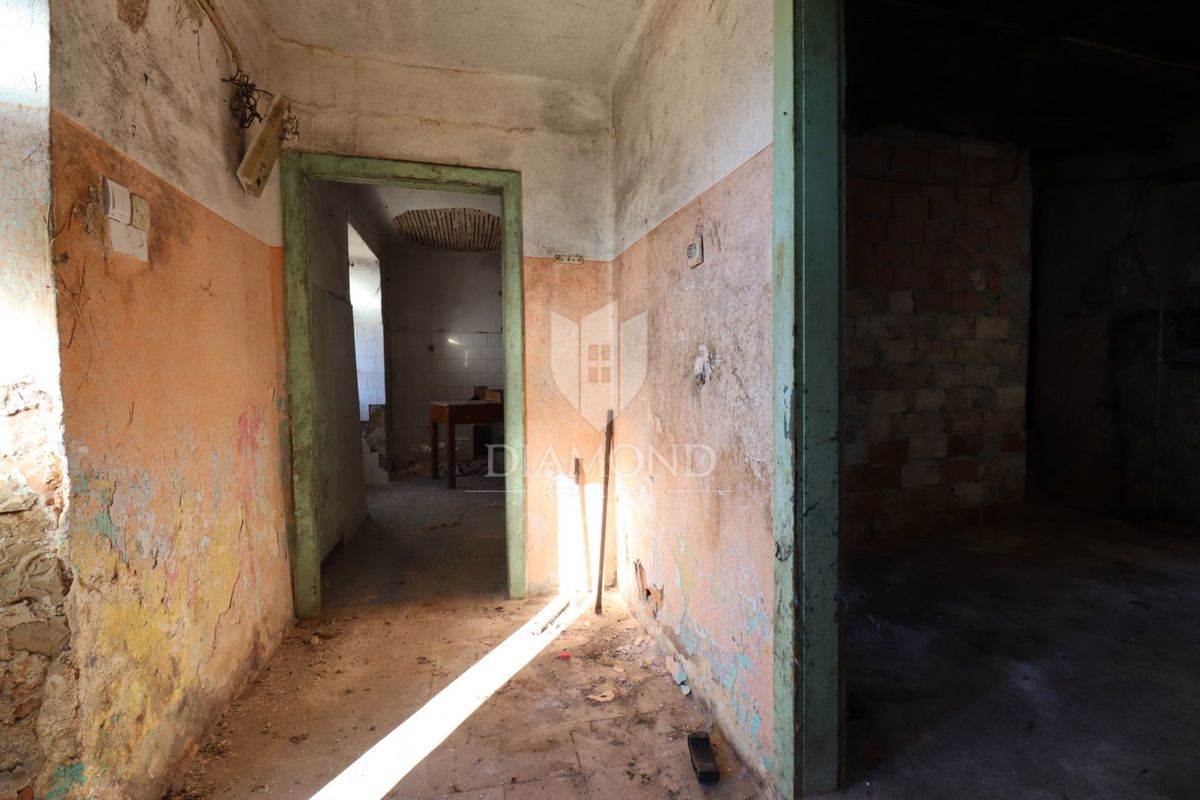 Dve hiši za prenovo z velikim dvoriščem, okolica Žminja