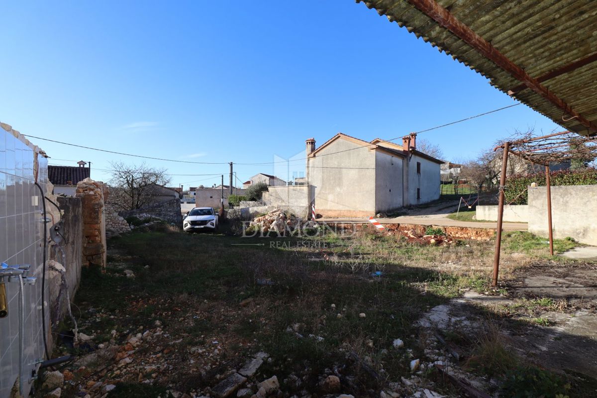 Dve hiši za prenovo z velikim dvoriščem, okolica Žminja