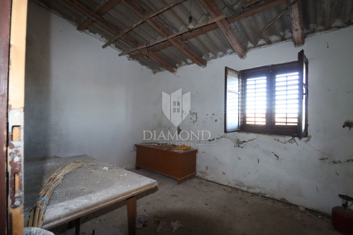 Dve hiši za prenovo z velikim dvoriščem, okolica Žminja