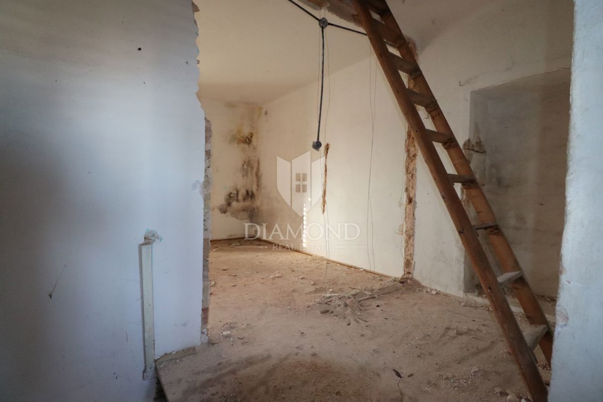 Dve hiši za prenovo z velikim dvoriščem, okolica Žminja