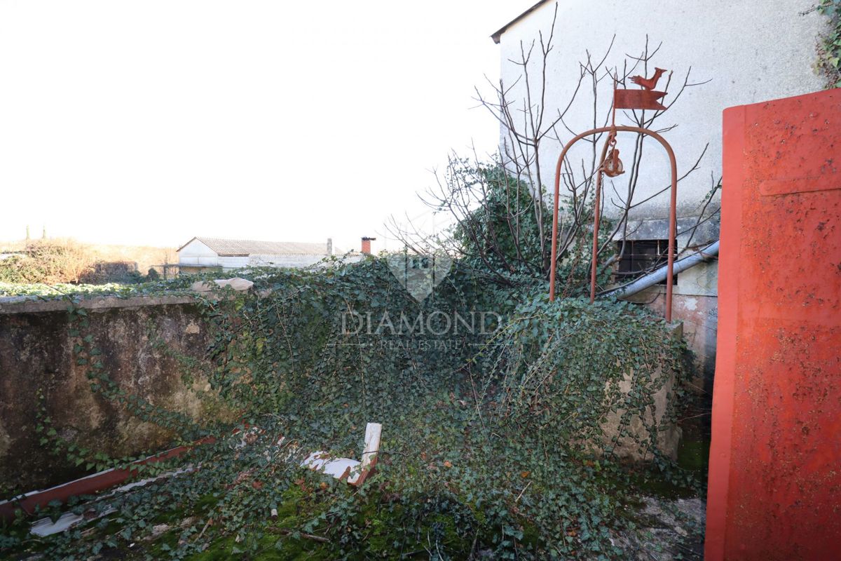 Dve hiši za prenovo z velikim dvoriščem, okolica Žminja