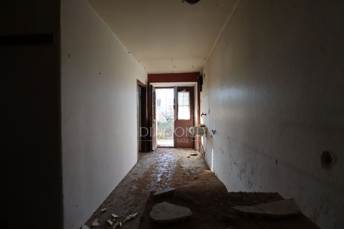 Dve hiši za prenovo z velikim dvoriščem, okolica Žminja