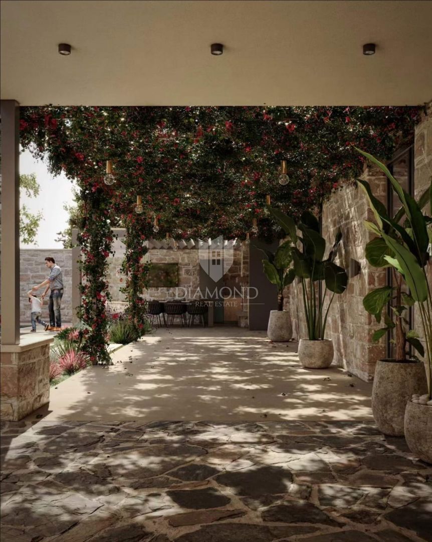 Bale, osamljena kamnita hiša za prenovo