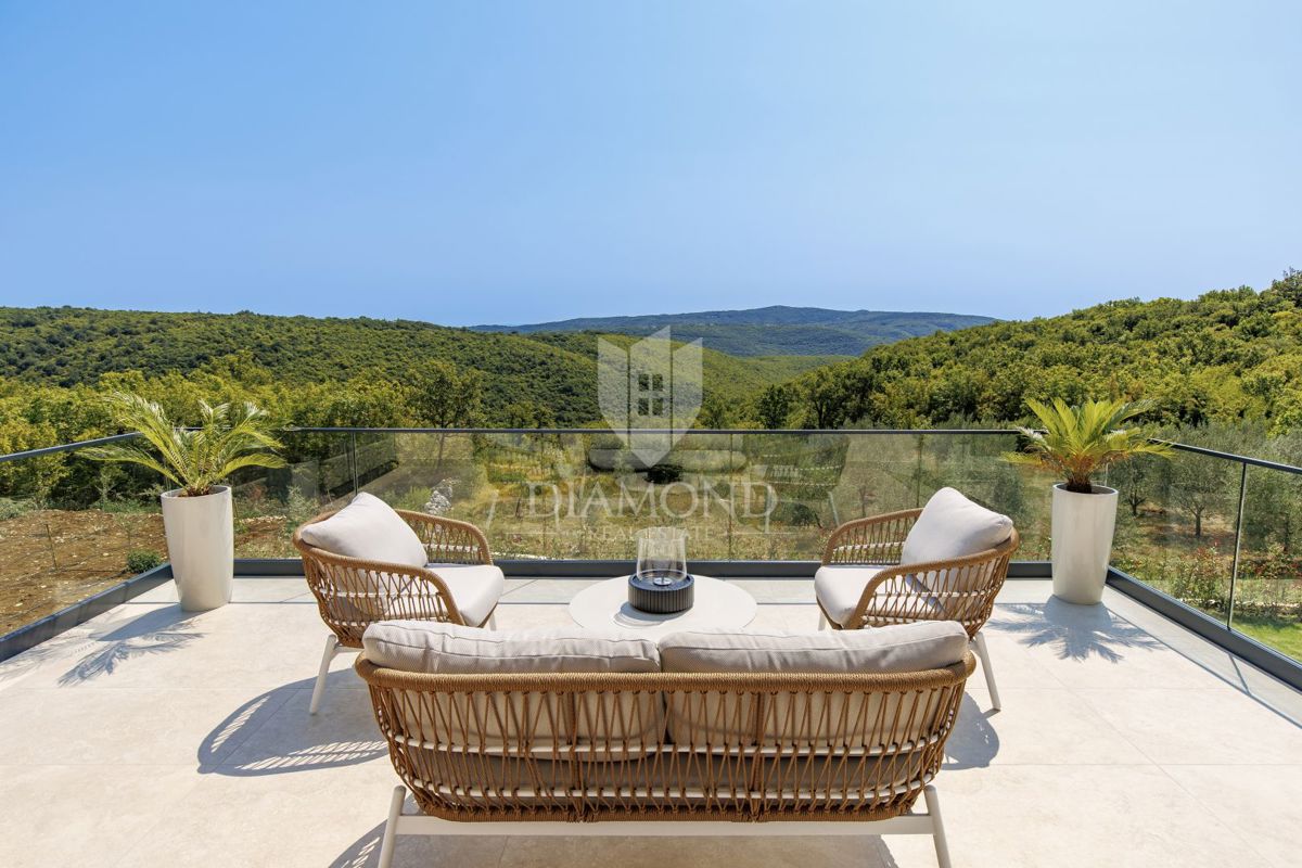 ČUDOVITA MODERNA HIŠA S PANORAMSKIM RAZGLEDOM