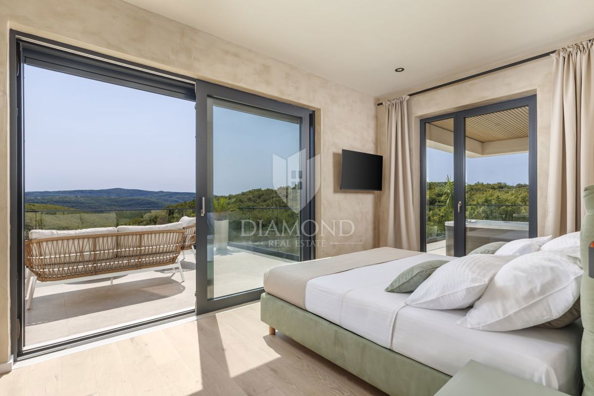 ČUDOVITA MODERNA HIŠA S PANORAMSKIM RAZGLEDOM